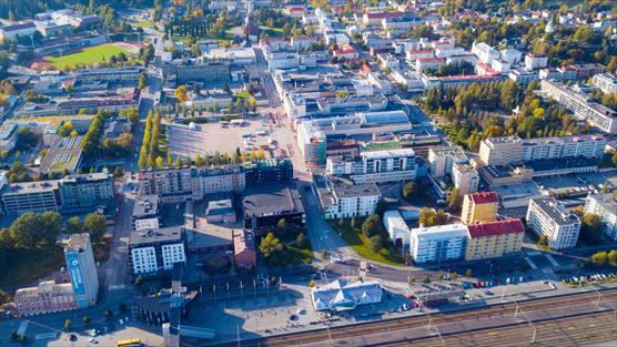 Drönarfilm över centrum av St. Michel.